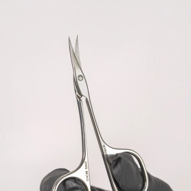 TIJERAS PROFESIONALES DE CUTÍCULA UNIQ ASYMÉTRICA