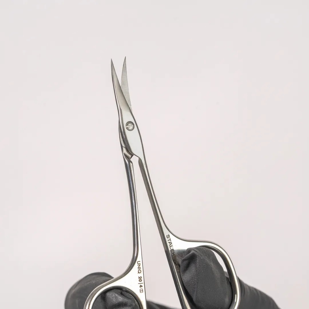 TIJERAS PROFESIONALES DE CUTÍCULA UNIQ ASYMÉTRICA