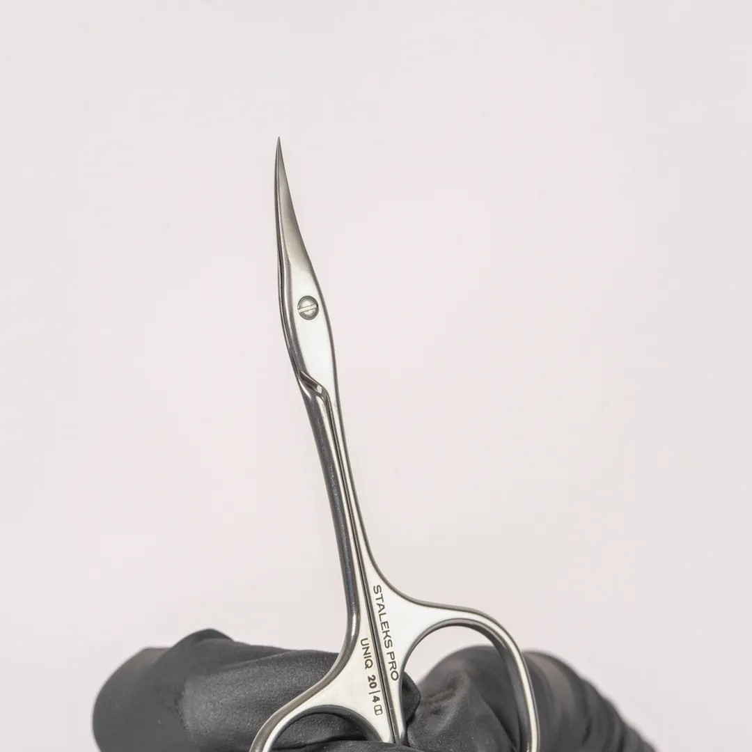 TIJERAS PROFESIONALES DE CUTÍCULA UNIQ ASYMÉTRICA